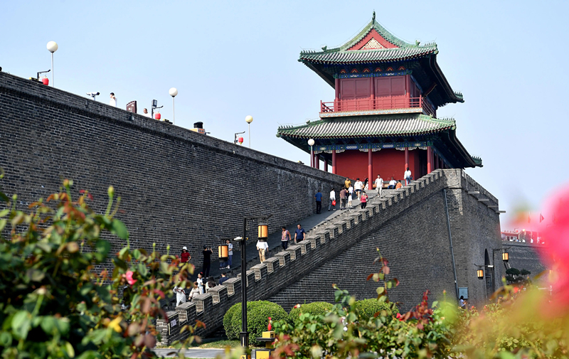 2024年9月16日，游客在河北省石家莊市正定古城游玩。